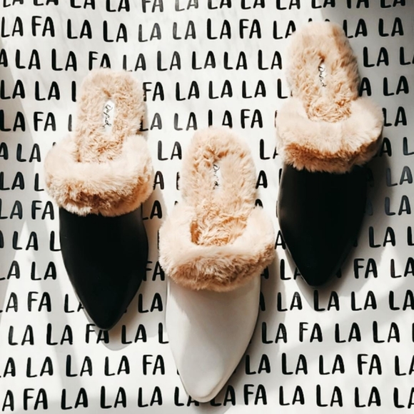 🚨Holiday Collection 💫🌲 WHITE FUR FLATS - Picture 7 of 8